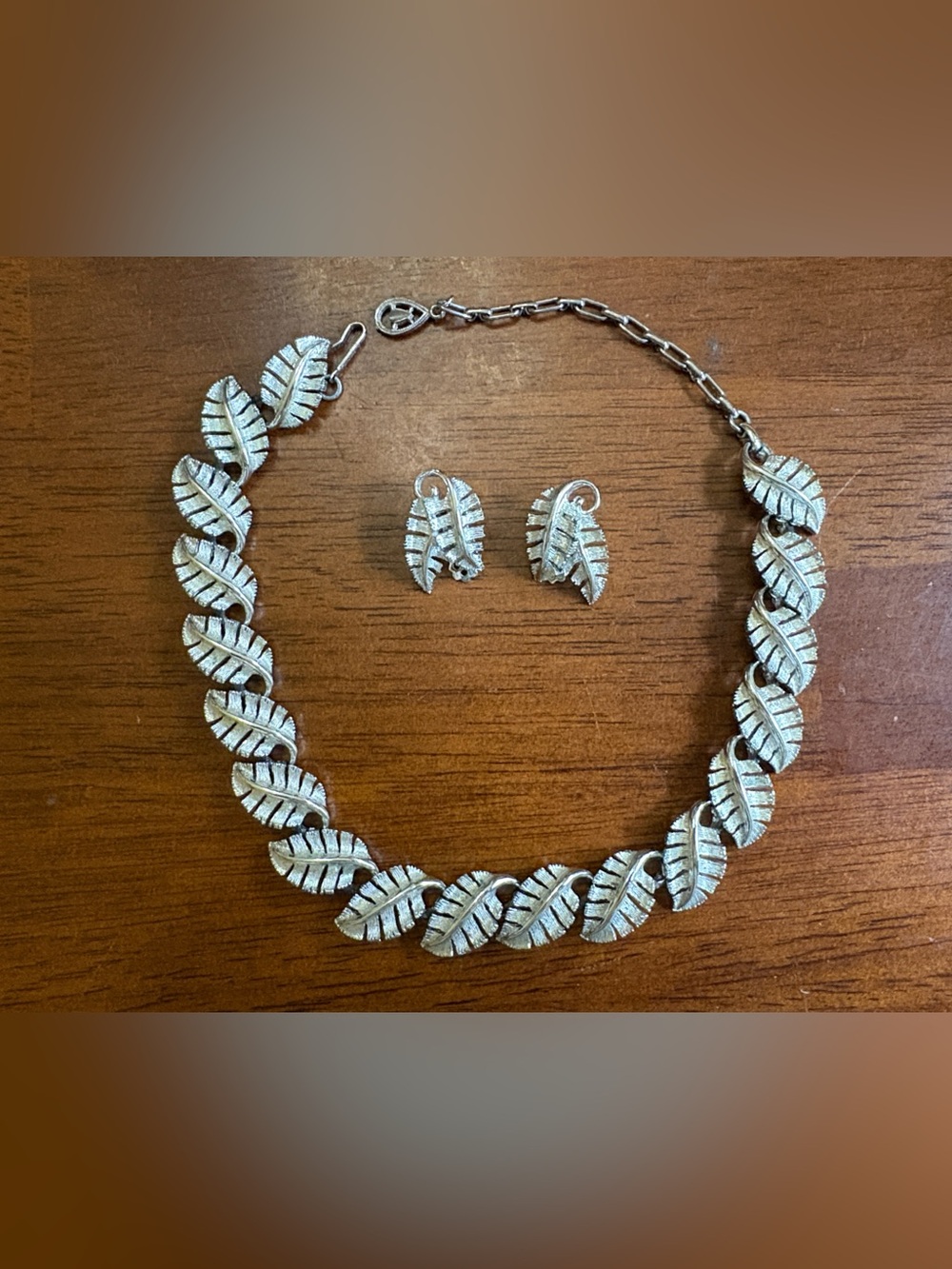 Vintage Silver Leaf Motif Necklace and Clip-On Earrings Set - Elegant